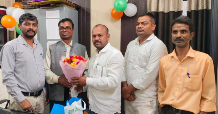 राजस्व निरीक्षक के सेवानिवृत होने पर दी गई विदाई