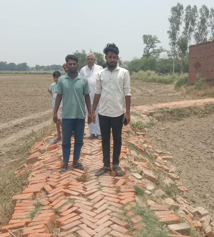 ग्राम प्रधान व सचिव के खिलाफ नाराज ग्रामीणों ने जर्जर खड़ंजा को लेकर किया प्रदर्शन।