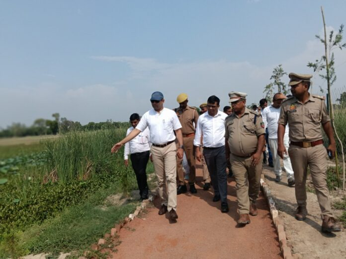 डीएम ने पर्यटन स्थल गुजर ताल का किया निरीक्षण, टिकट व्यवस्था लागू करने के दिए निर्देश
