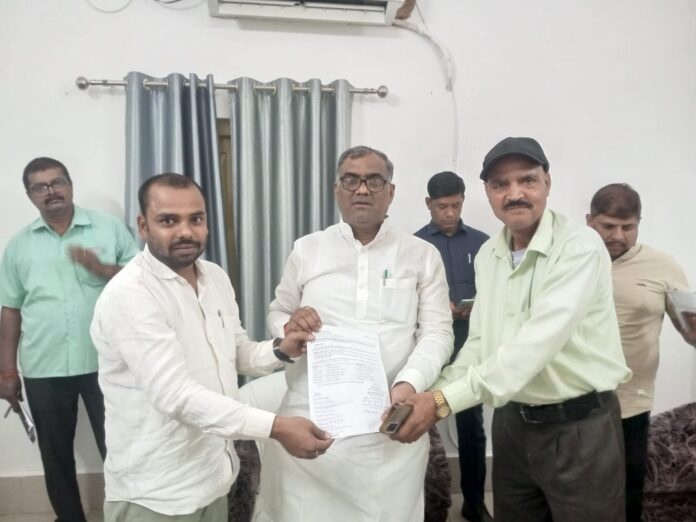 टिकट आरक्षण केंद्र व ट्रेनों के ठहराव की मांग को लेकर मंत्री को सौंपा ज्ञापन