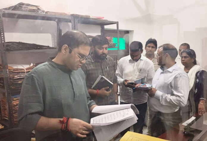 Jaunpur, CDO के ब्लाक पर पहुचते ही ,मची अफरातफरी