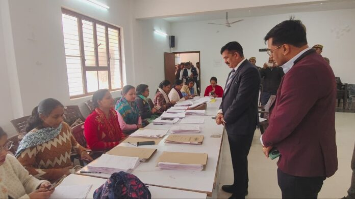 JAUNPUR NEWS,शाहगंज में पुनरीक्षण कार्य का डीएम ने किया निरीक्षण 