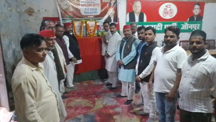 JAUNPUR NEWS देश की आर्थिक असमानता ने आचार्य नरेंद्रदेव जी को बनाया समाजवादी:राकेश मौर्य