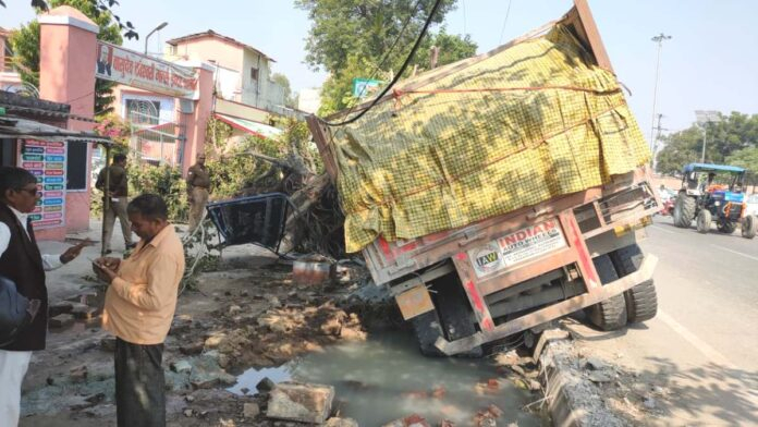 JAUNPUR NEWS,अनियंत्रित ट्रक विद्यालय में घुसा,बाल-बाल बचे ड्राइवर-खलासी  