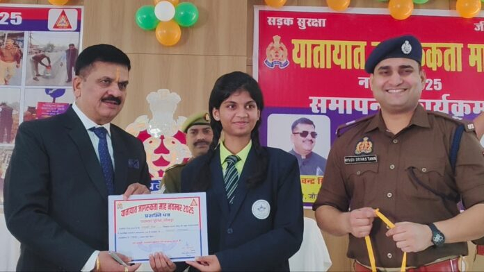 JAUNPUR,यातायात माह में सराहनीय कार्य करने वाले छात्र-छात्राओं,को किया गया सम्मानित 