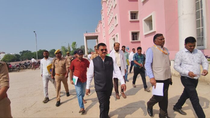 JAUNPUR NEWS,मेडिकल कॉलेज में मरीजों को दी जाने वाली दवाओं की डीएम ने ली जानकारी 