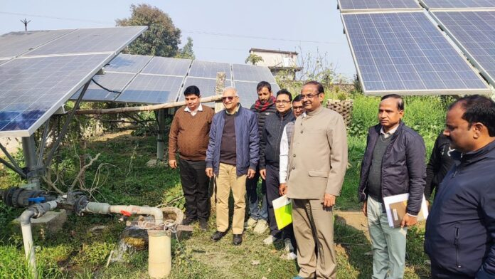 JAUNPUR NEWS,सोलर पंप के लाभार्थियों से अधिकारियों ने किया संवाद    