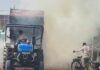 हाईटेंशन तार की चपेट में आने से पुआल लदे ट्रैक्टर में लगी आग हाईटेंशन तार की चपेट में आने से पुआल लदे ट्रैक्टर में लगी आग