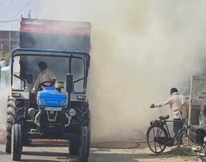 हाईटेंशन तार की चपेट में आने से पुआल लदे ट्रैक्टर में लगी आग