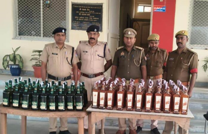 SHAHGANJ NEWS,पैनल में छिपाई गई 90 लीटर अवैध शराब बरामद