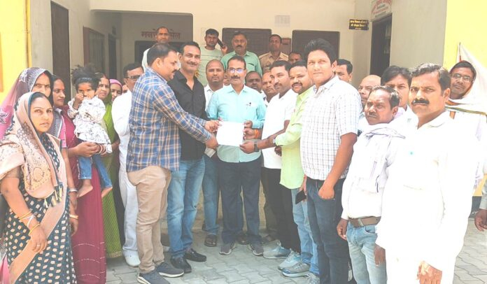 SHAHGANJ-मनरेगा कार्मिकों की कलमबंद हड़ताल,ज्ञापन सौंपा