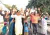 मानक के विपरीत सड़क निर्माण पर भड़के ग्रामीणों ने किया विरोध प्रदर्शन