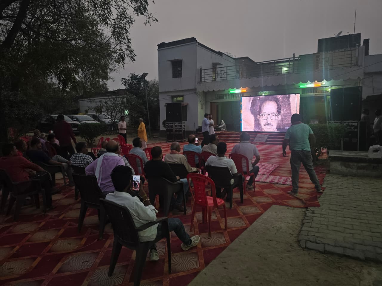 JAUNPUR NEWS,स्वतंत्रता संग्राम सेनानी स्व. पंडित दयाशंकर तिवारी पर आधारित डॉक्यूमेंट्री फ़िल्म का ऐतिहासिक प्रदर्शन