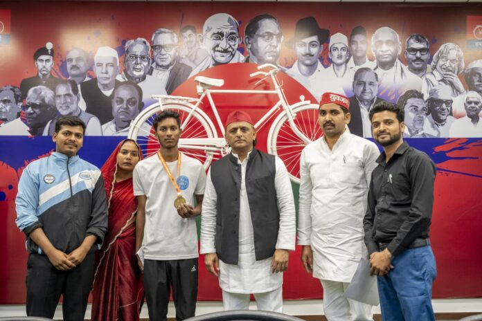 अखिलेश यादव ने खेल के प्रति उत्साहवर्धन हेतु अर्पित निषाद को दिया 51000 रुपये की धनराशि