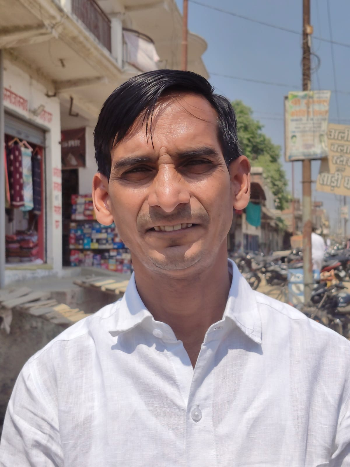 अधूरी खुदाई से ठप पड़ा गुरैनी बाजार,नाराज़ व्यापारियों का प्रदर्शन