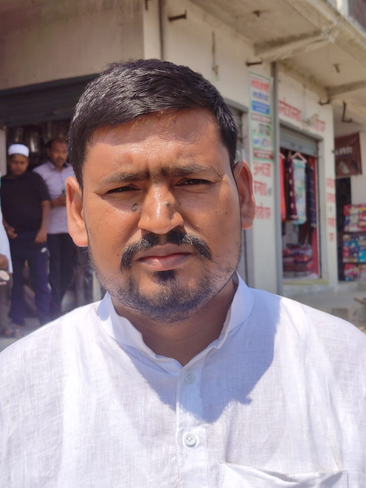 अधूरी खुदाई से ठप पड़ा गुरैनी बाजार,नाराज़ व्यापारियों का प्रदर्शन