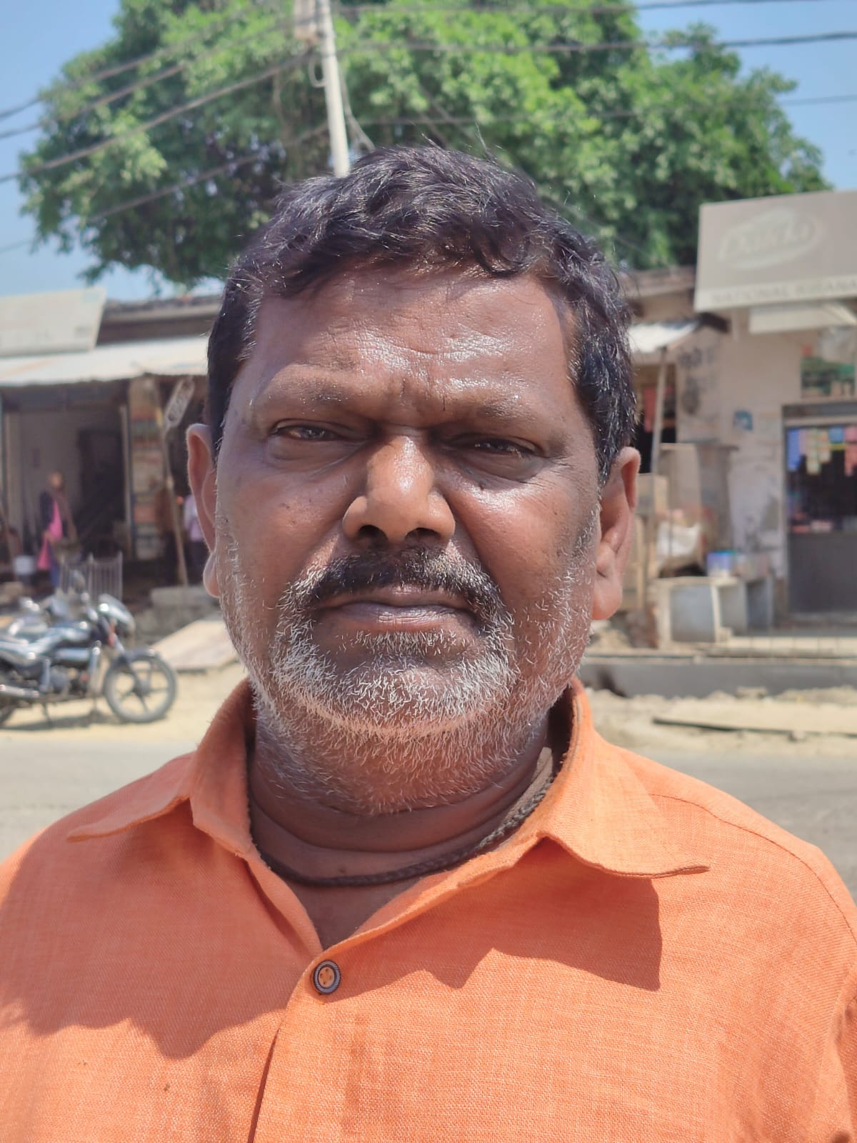 अधूरी खुदाई से ठप पड़ा गुरैनी बाजार,नाराज़ व्यापारियों का प्रदर्शन