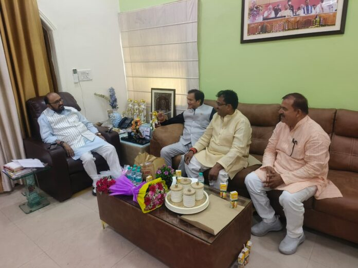 प्रबंधकों ने उच्च शिक्षामंत्री से मुलाकात कर दिया ज्ञापन