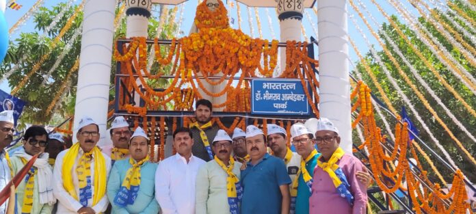 आम आदमी पार्टी जौनपुर के कार्यकर्ताओं ने बाबा साहब डॉ.भीमराव अंबेडकर की प्रतिमा पर किया माल्यार्पण