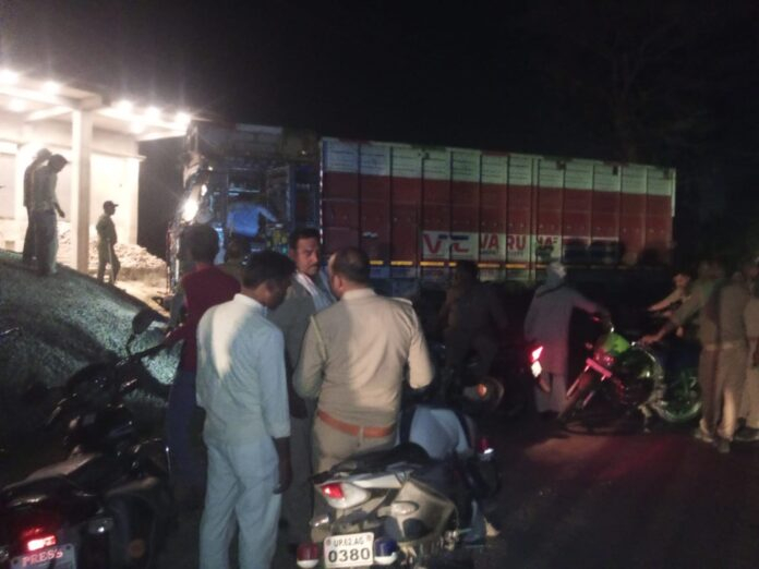 सड़क पर मामूली बात बनी बवाल, ट्रक चालक व बाइक सवार में खूनी झड़प