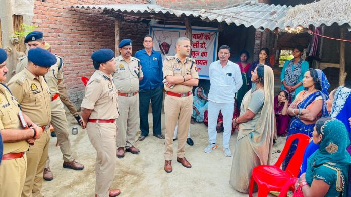 आज़ाद बिन्द के घर पहुँचे डीआईजी वैभव कृष्ण, बंधाया ढांढस