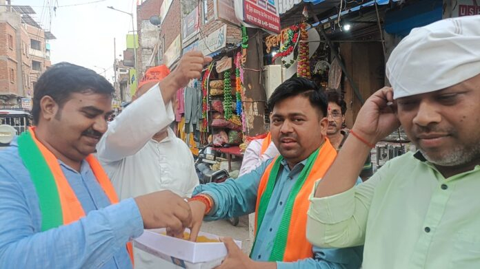 बंगाल में ‘खेला हो गया’ झालमुरी ने किया कमाल, भाजपा पदाधिकारियों ने मनाया