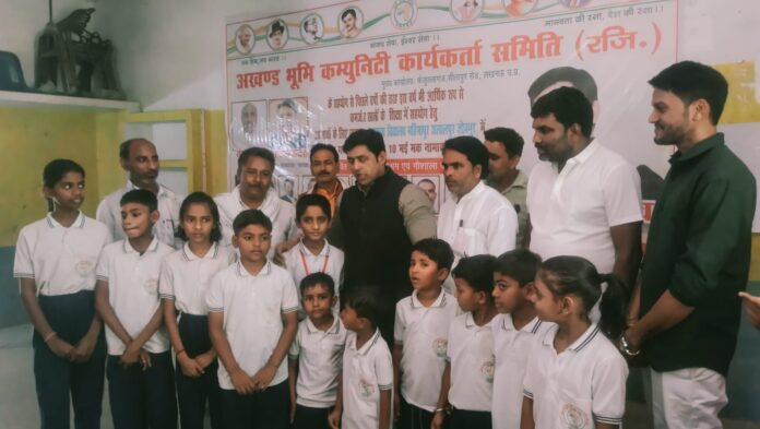 30 गरीब असहाय बच्चों को निःशुल्क दिया गया शिक्षा योजना का लाभ