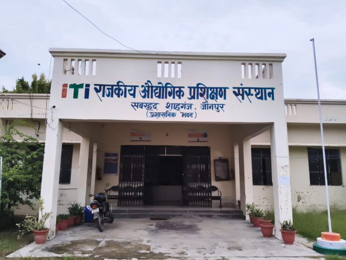 लाइव सीसीटीवी कैमरे की निगरानी में चल रही राजकीय I.T.I केंद्र की सीबीटी परीक्षा
