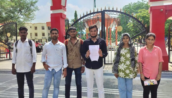B.A प्रथम सेमेस्टर का रिजल्ट न आने पर छात्रों का पूर्वांचल विश्वविद्यालय में प्रदर्शन