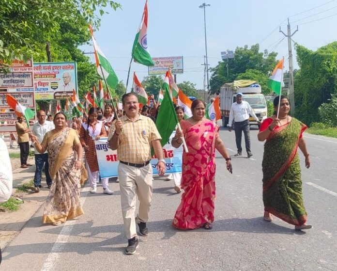 छात्राओं ने निकाली तिरंगा रैली, गूंजे देशभक्ति के नारे