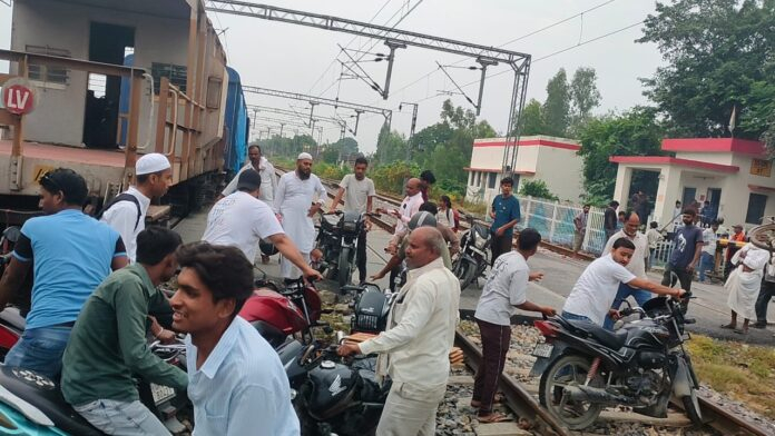 इंजन में खराबी के कारण 22 मिनट खड़ी रही मालगाड़ी, फाटक पर लगा जाम