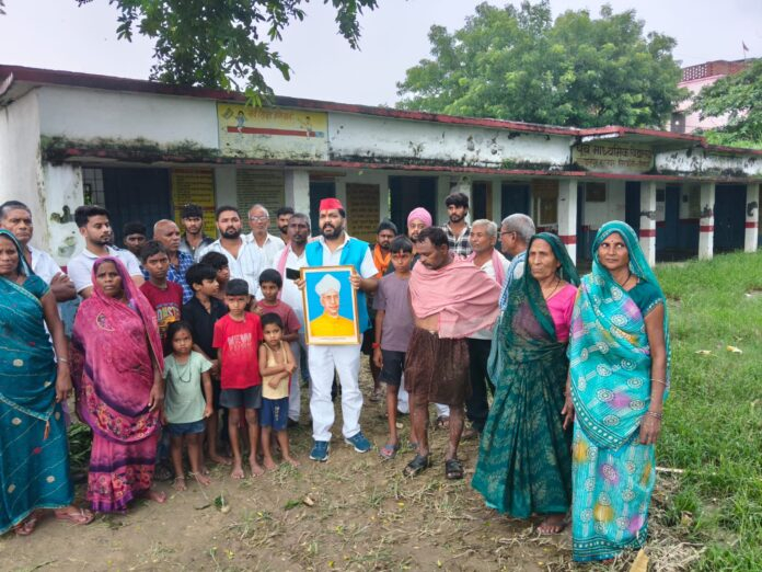 शिक्षक दिवस पर बंद विद्यालयों के सामने गूंजा विरोध का स्वर,सपा सरकार बनी तो खुलेंगे बंद विद्यालय
