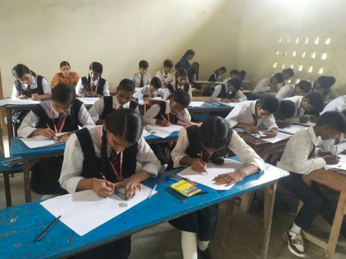 र्यावरण संरक्षण का संदेश लेकर छात्रों ने उकेरे रंग, ड्राइंग प्रतियोगिता में दिखी प्रतिभा