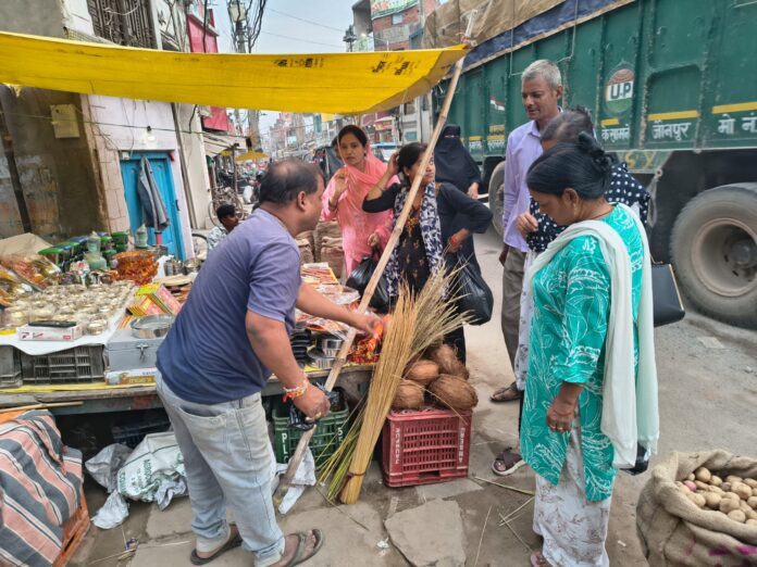 करवाचौथ की पूर्व संध्या पर बाजार गुलजार, खरीदारी को उमड़ा महिलाओं का हुजूम