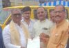धूल के गुबार से परेशान व्यापारियों ने राज्यमंत्री व डीएम को सौंपा पत्रक