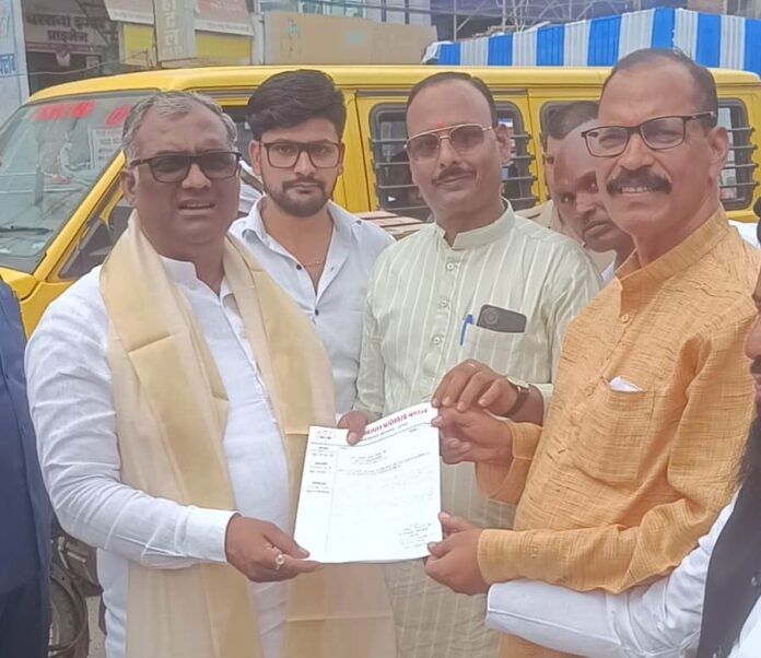 धूल के गुबार से परेशान व्यापारियों ने राज्यमंत्री व डीएम को सौंपा पत्रक