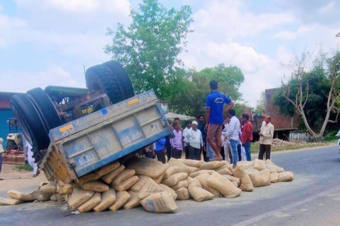 अनियंत्रित होकर सीमेंट लदा ट्रैक्टर पलटा, बाल-बाल बचा ट्रैक्टर चालक