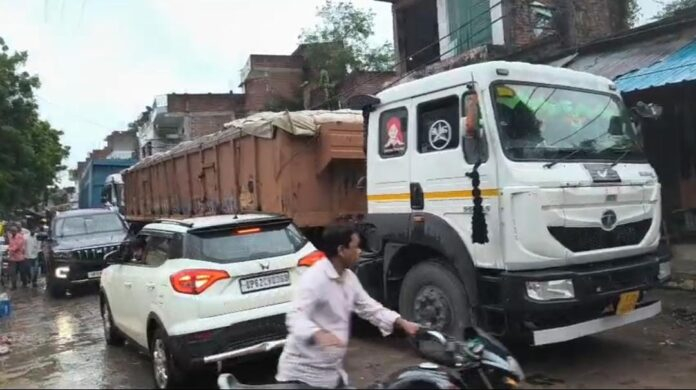 सापट टूटने से बीच सड़क खड़ा हुआ राखड़ लदा ट्रक,लगा जाम