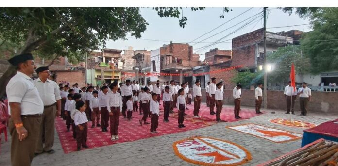 घोष की धुन पर कदमताल करते निकले स्वयंसेवक, अनुशासन का दिया संदेश