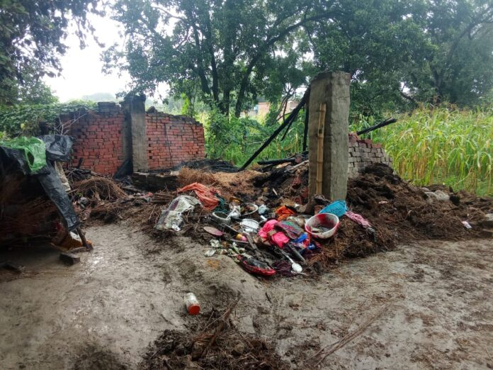 अबूझ हालात में रिहायशी छप्पर लगी आग