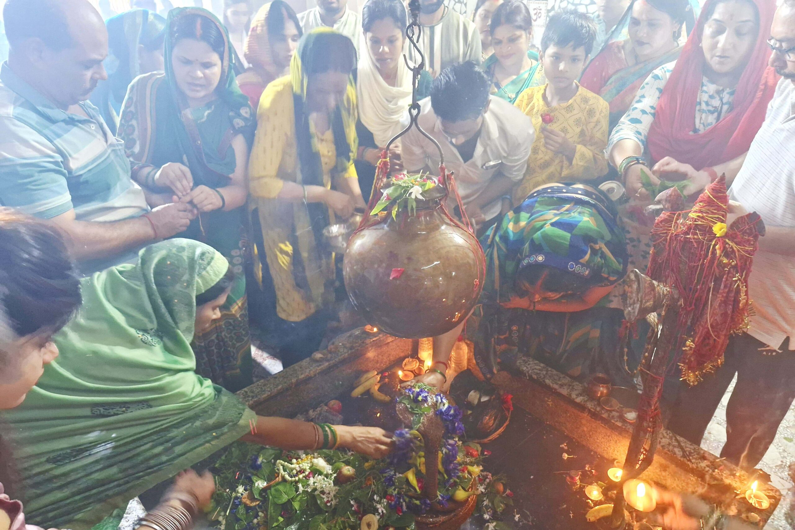 जान जोखिम,कमर भर पानी में भगवान शिव का हुआ दर्शन 1 जान जोखिम,कमर भर पानी में भगवान शिव का हुआ दर्शन