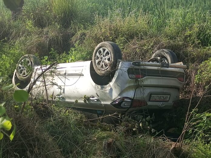 तेज़ रफ़्तार कार अचानक हुई अनियंत्रित,सड़क किनारे खाई में पलटी