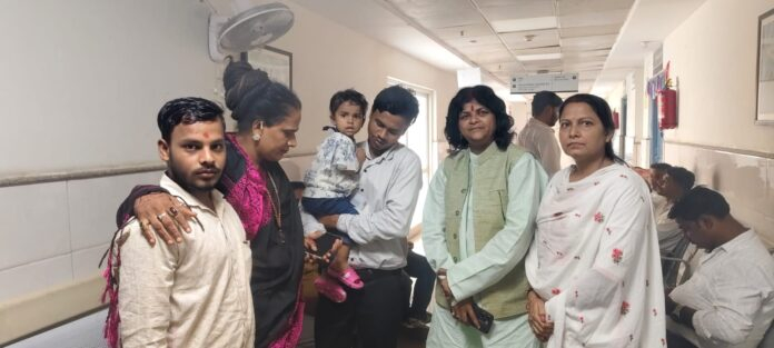 ब्लड कैंसर पीड़िता मासूम की जिंदगी बचाने आगे आईं बिट्टू किन्नर