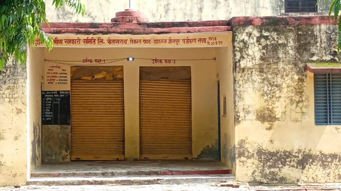 यूरिया की किल्लत से किसान बेहाल,समितियों पर ताले